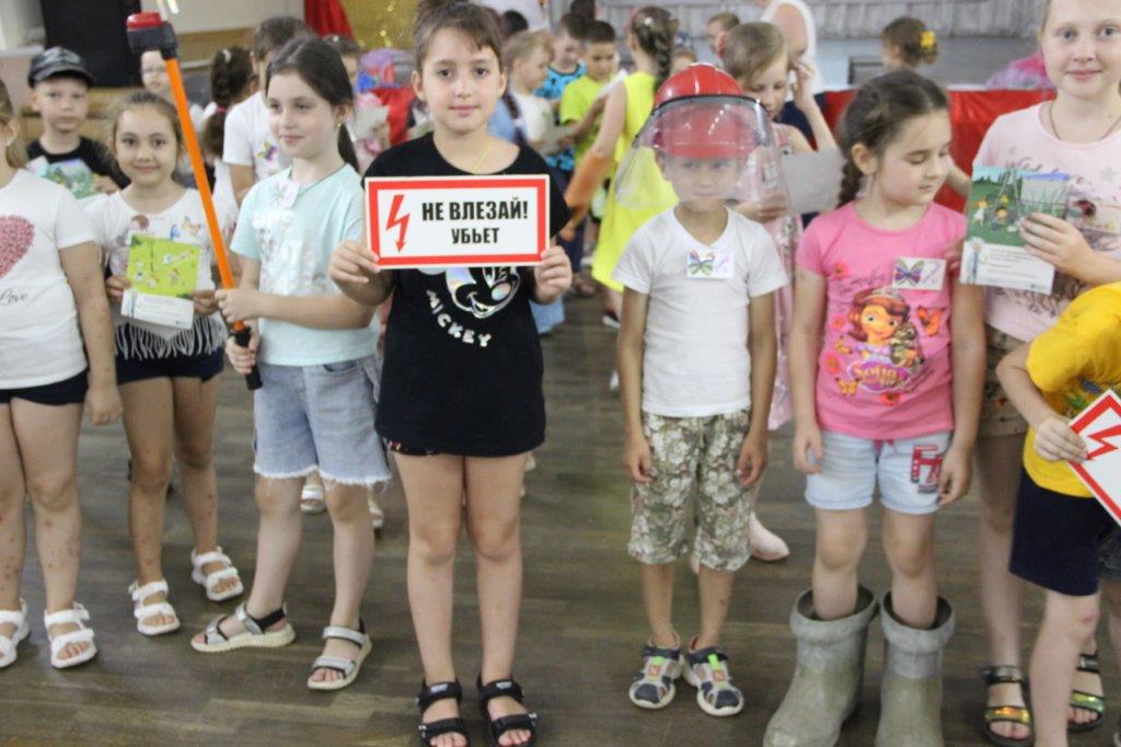 Усть-Лабинские энергетики рассказывают детям об электробезопасности на открытых летних площадках