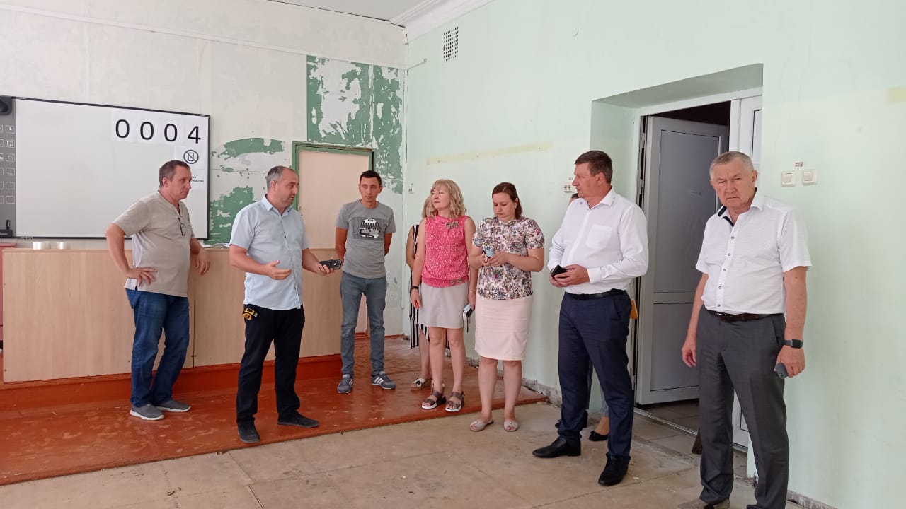  Сергей Запорожский с рабочей группой посетили три городские школы