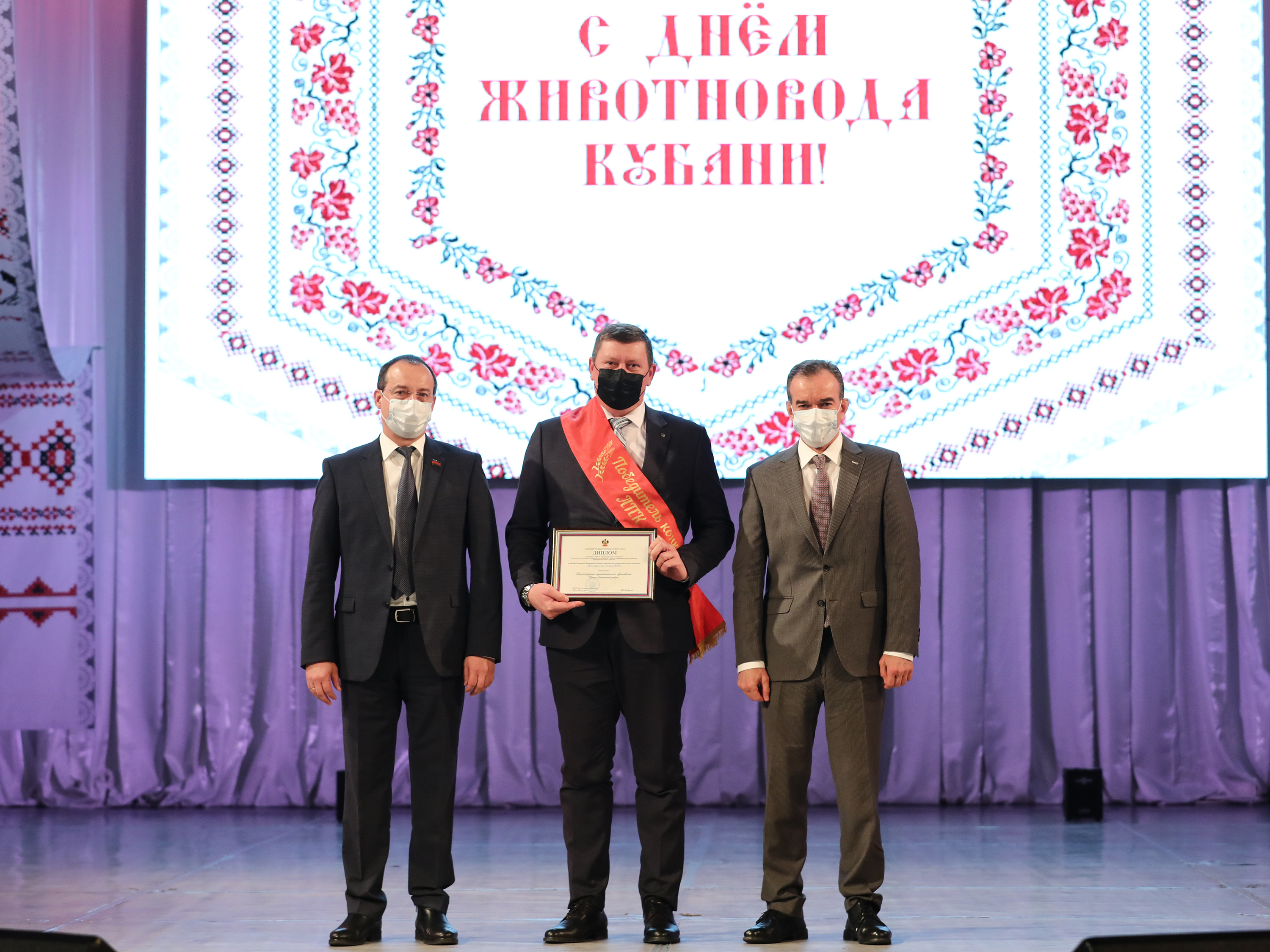 Главе Усть-Лабинского района вручили краевую награду