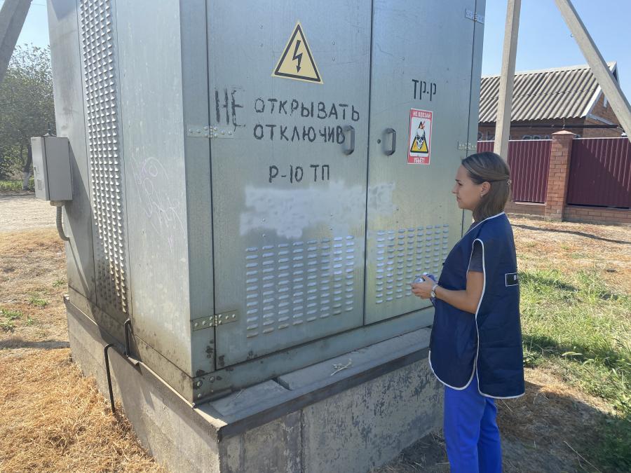 Сотрудники администрации Ладожского сельского поселения произвели закрашивание надписей краской