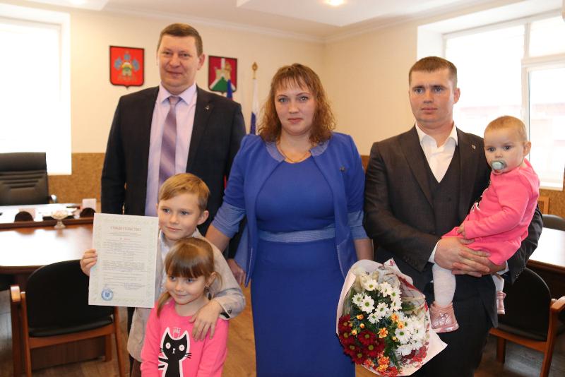 Ладожская семья получила жилищный сертификат