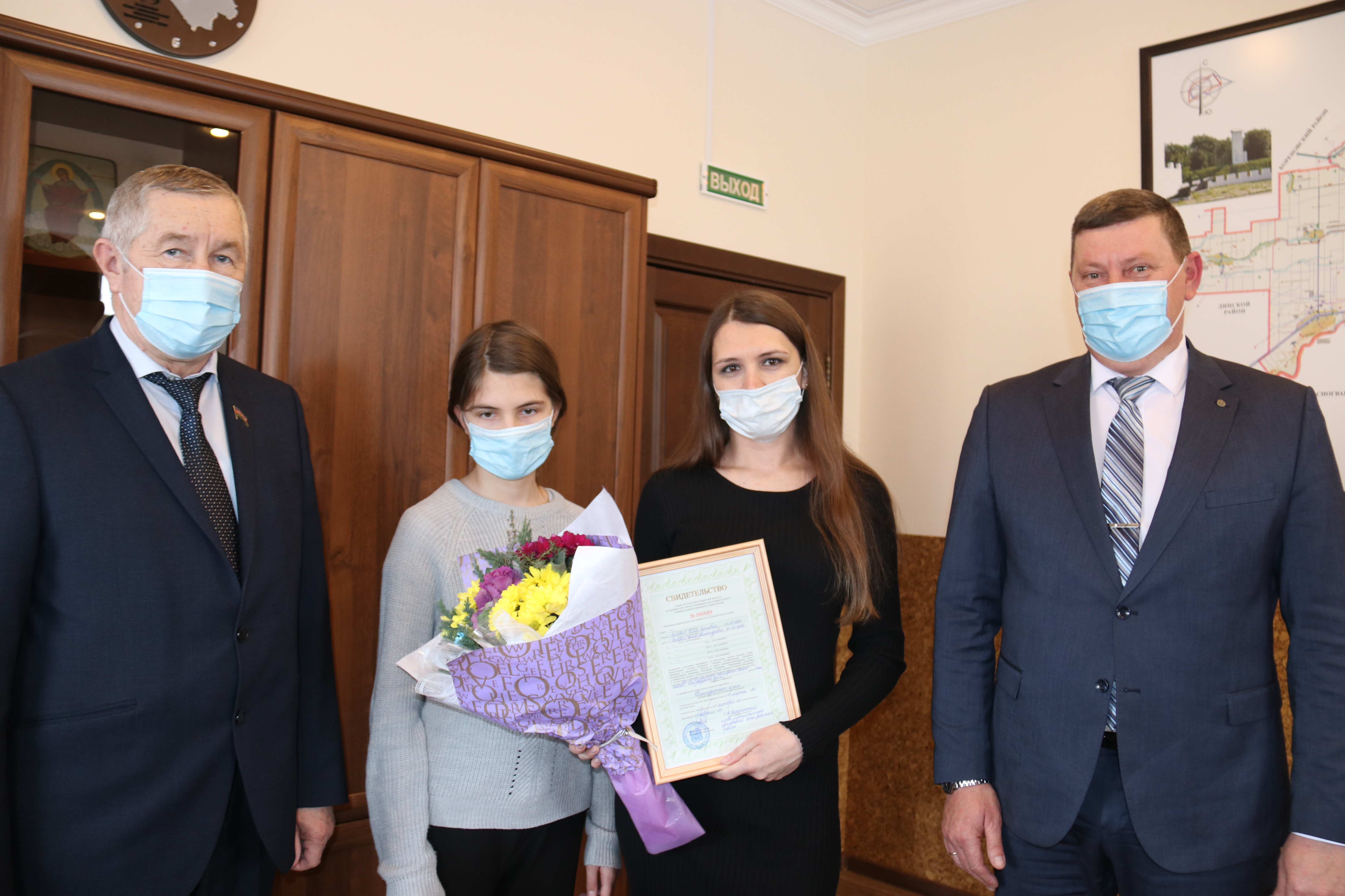 Сергей Запорожский вручил сертификаты молодым семьям