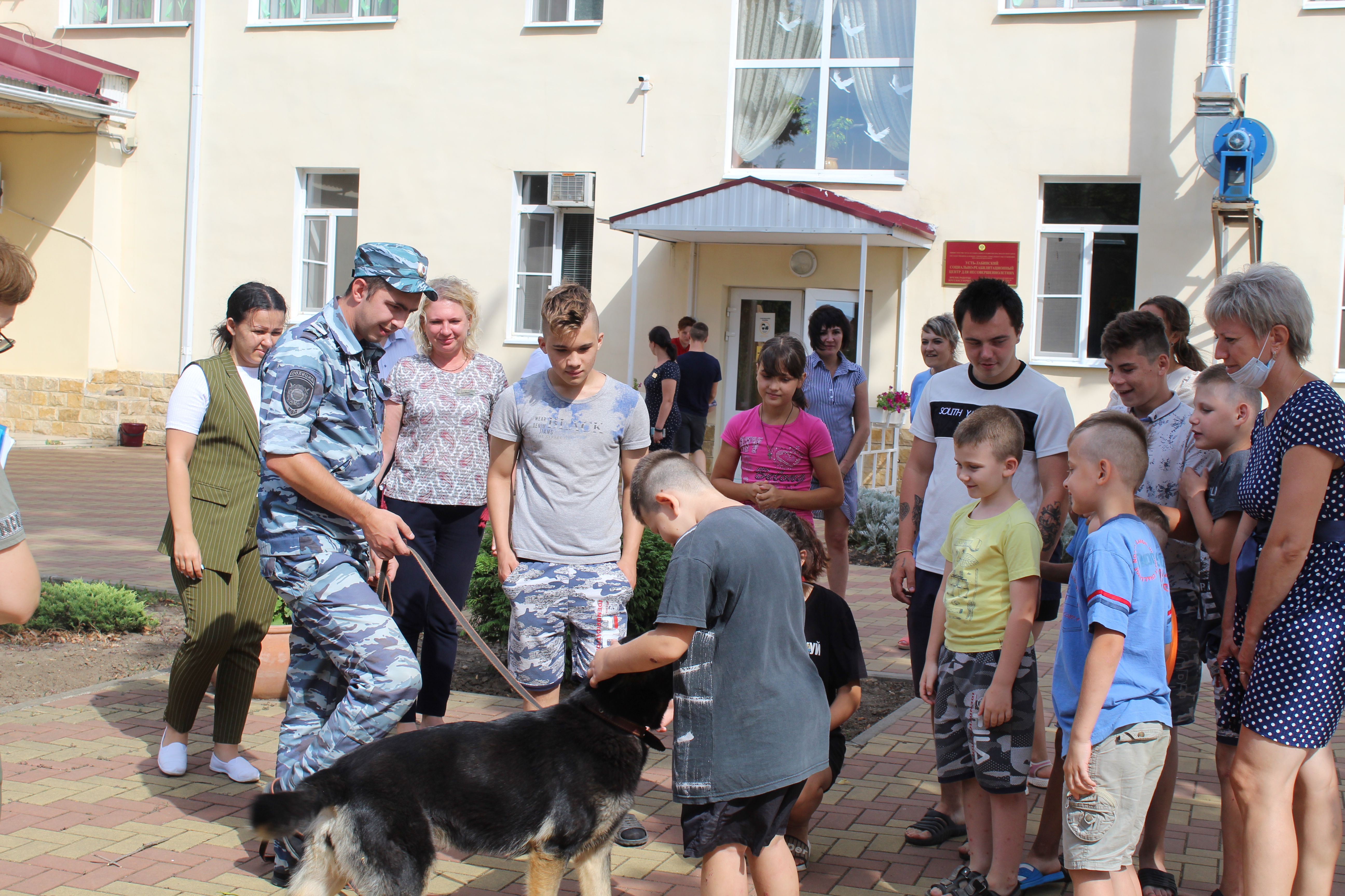 Полицейские посетили усть-лабинский социально-реабилитационный центр для несовершеннолетних