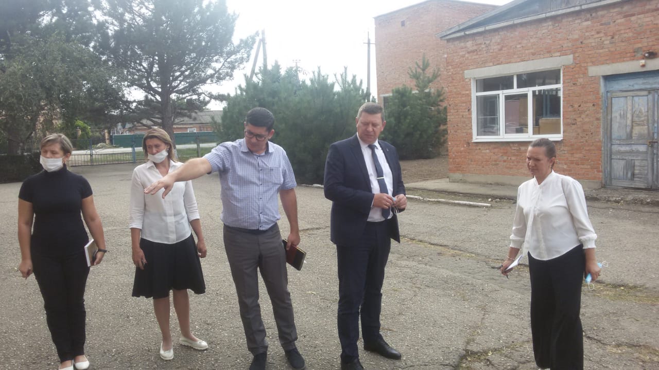 Глава Усть-Лабинского района посетил два проблемных объекта