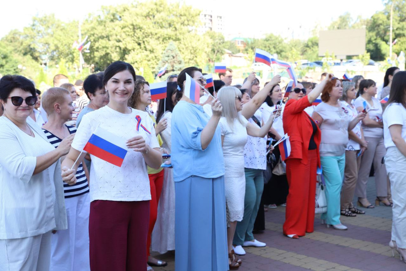 Члены территориальной и участковых избирательных комиссий Усть-Лабинского района поздравляют с Днем Государственного флага Российской Федерации