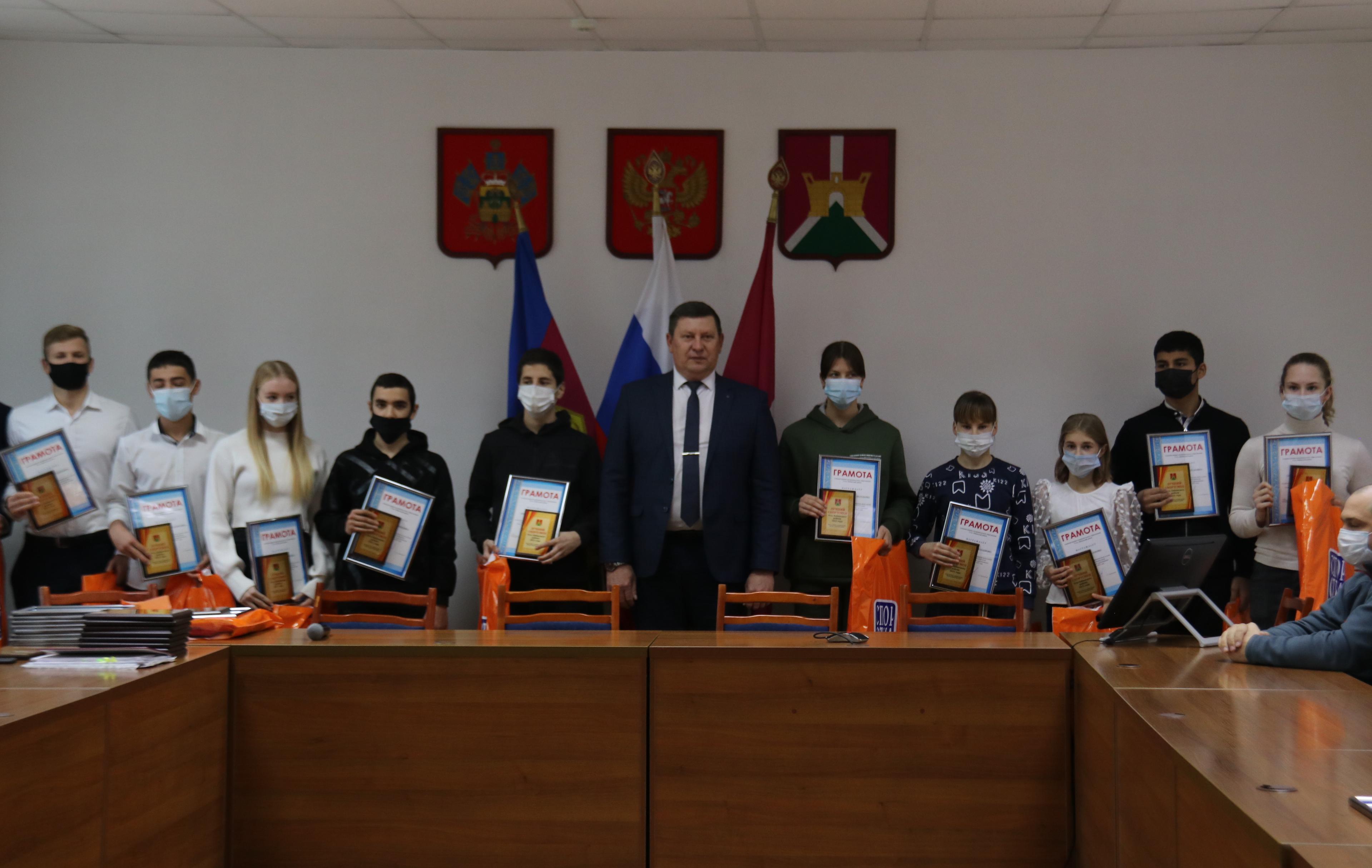 В администрации Усть-Лабинского района наградили лучших спортсменов.