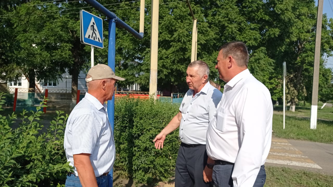 Глава Усть-Лабинского района встретился с жителями хутора Безлесного