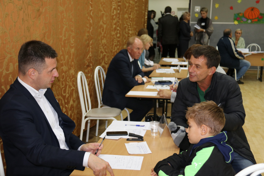 Мобильная приёмная губернатора провела приём граждан в Усть-Лабинске