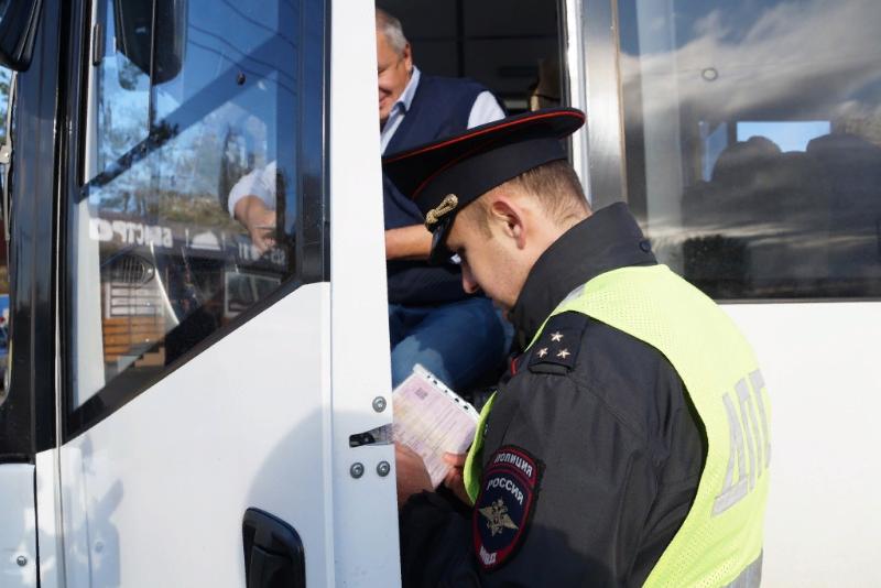Сотрудники ГИБДД проводят массовые проверки автобусов на Усть-Лабинских дорогах