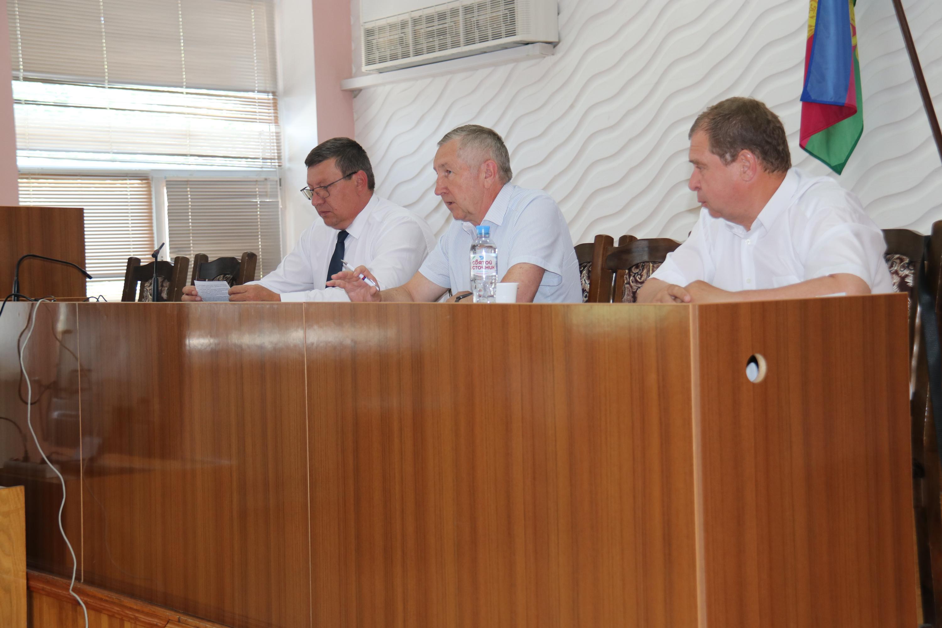 Глава Усть-Лабинского района принял участие в заседании депутатской комиссии 