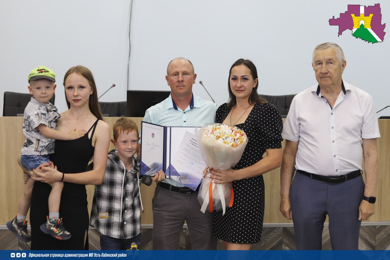 Торжественно поздравили с Днем семьи, любви и верности тех, кто на протяжении многих лет хранит тепло и заботу о своих самых родных людях