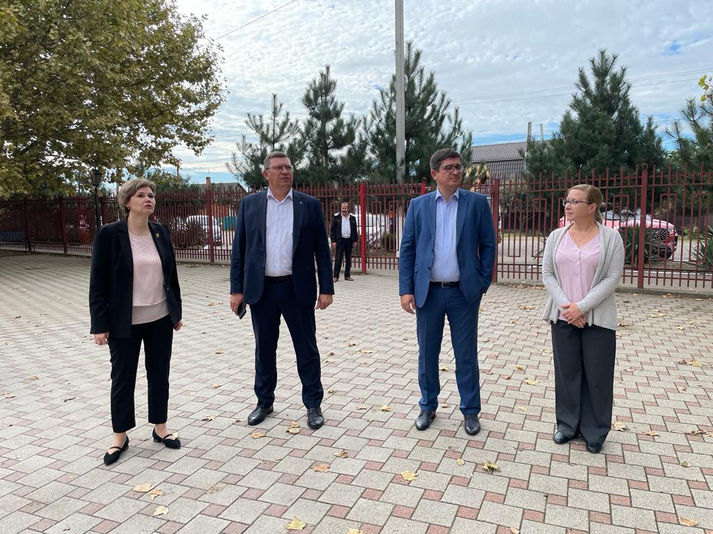 Сегодня глава района Сергей Запорожский посетил среднюю школу № 2