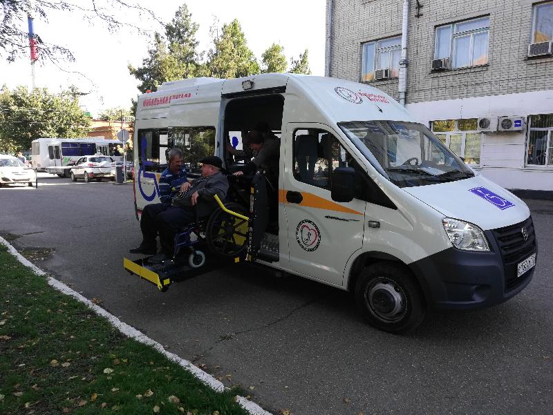 В Усть-Лабинском комплексном центре с сентября 2019 года успешно работает мобильная бригада по организации доставки лиц старше 65 лет в медицинские учреждения.