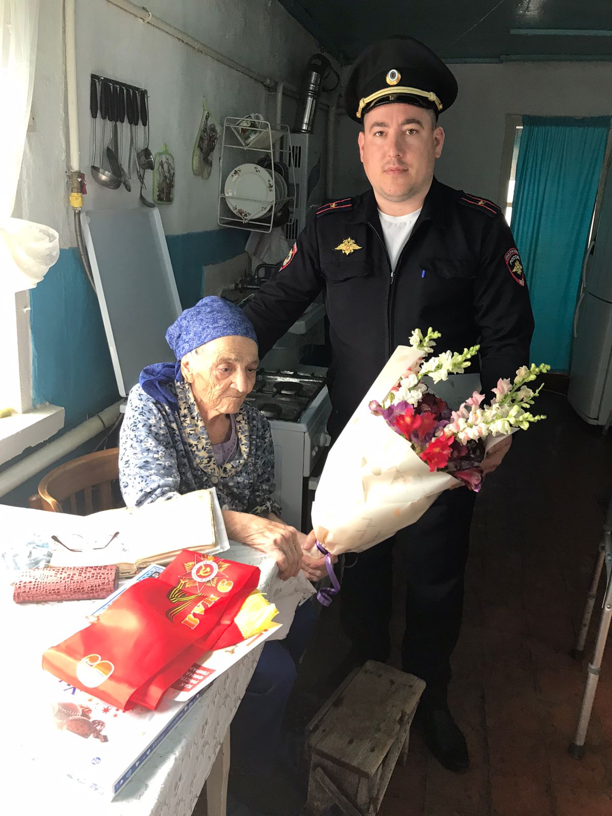 Полицейские Усть-Лабинска поздравили ветеранов Великой Отечественной войны