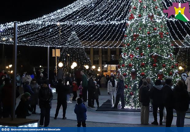 В центральном сквере у главной елки Усть-Лабинска состоялись новогодние гуляния!