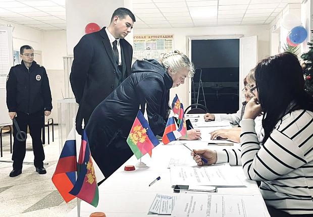 Сегодня, 6 декабря, в 8:00 часов началось голосование на досрочных выборах главы Суворовского сельского поселения Усть-Лабинского района . Комиссия приступила к работе и встречает первых избирателей