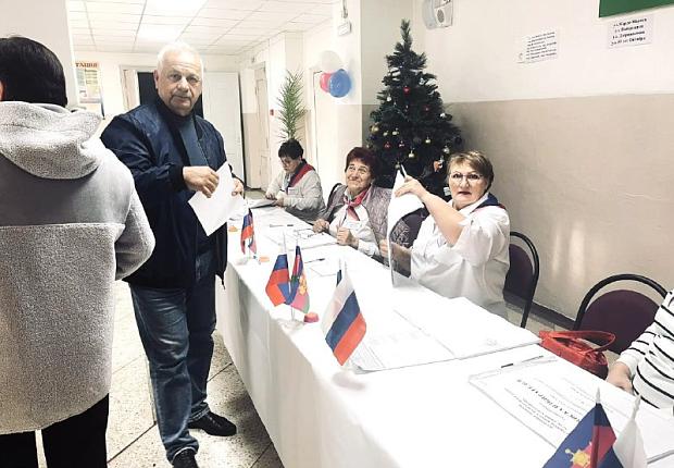 Сегодня, 6 декабря, в 8:00 часов началось голосование на досрочных выборах главы Суворовского сельского поселения Усть-Лабинского района . Комиссия приступила к работе и встречает первых избирателей