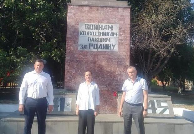 Руководство Усть-Лабинского района почтили память защитников 