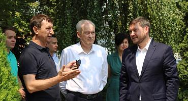 Алексей Юртаев оценил перспективы развития крупнейшего в регионе завода по производству тротуарной плитки