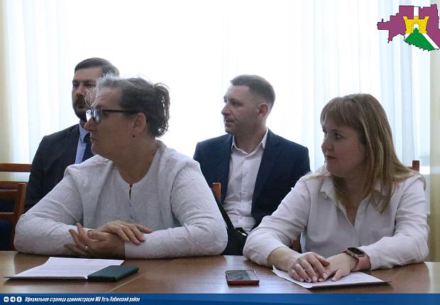 В малом зале районной администрации прошла внеочередная сессия  Совета депутатов Усть-Лабинского района