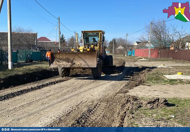В Некрасовском сельском поселении продолжаются работы по грейдированию гравийных дорог