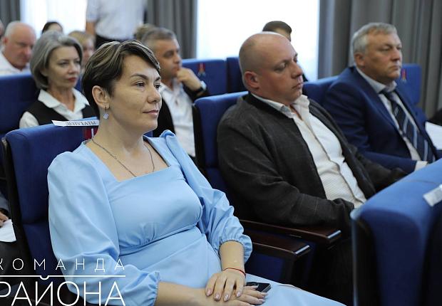 Совместно с Депутатом Госдумы Алексеем Езубовым и депутатом ЗСК Владимиром Зюзиным принял участие в установочной Сессии депутатов районного Совета нового созыва