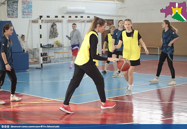  Соревнованиях по стритболу среди женских и мужских команд, в зачет 10 спартакиады среди поселений Усть-Лабинского района