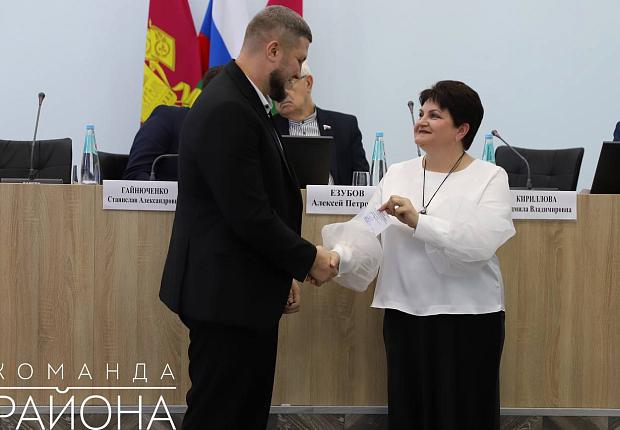 Совместно с Депутатом Госдумы Алексеем Езубовым и депутатом ЗСК Владимиром Зюзиным принял участие в установочной Сессии депутатов районного Совета нового созыва