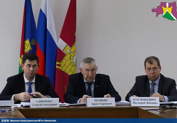 В малом зале районной администрации прошла сессия Совета депутатов Усть-Лабинского района