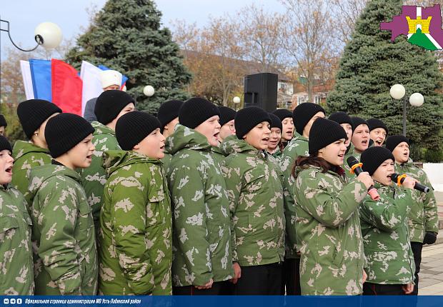В Усть-Лабинске прошло торжественное мероприятие и возтов ложение цвек памятнику великому полководцу