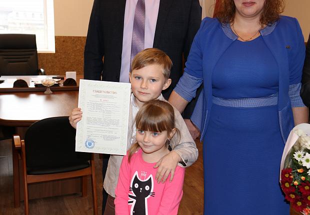 Ладожская семья получила жилищный сертификат