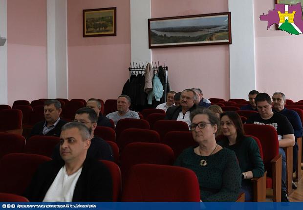 В большом зале районной администрации прошла сессия Совета депутатов Усть-Лабинского района