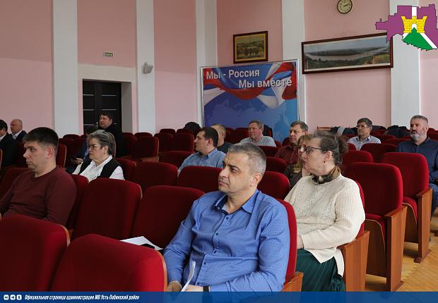 В большом зале районной администрации прошло заседание комиссии Совета депутатов Усть-Лабинского района