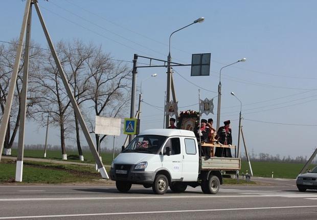 В Усть-Лабинске провели автомобильный Крестный ход