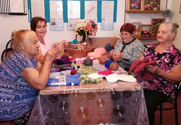 Тёплые подарки от серебряных волонтёров Усть-Лабинского района