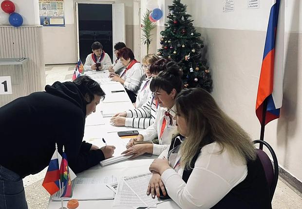 Сегодня, 6 декабря, в 8:00 часов началось голосование на досрочных выборах главы Суворовского сельского поселения Усть-Лабинского района . Комиссия приступила к работе и встречает первых избирателей