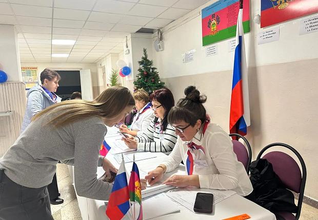 Сегодня, 6 декабря, в 8:00 часов началось голосование на досрочных выборах главы Суворовского сельского поселения Усть-Лабинского района . Комиссия приступила к работе и встречает первых избирателей