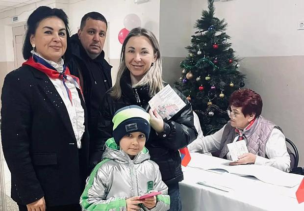 Сегодня, 6 декабря, в 8:00 часов началось голосование на досрочных выборах главы Суворовского сельского поселения Усть-Лабинского района . Комиссия приступила к работе и встречает первых избирателей