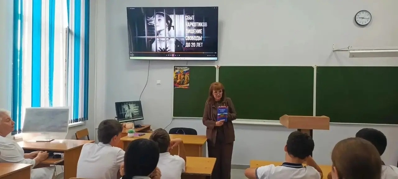 В школе №1 г. Усть-Лабинска прошло антинаркотическое мероприятие: «Сообщи, где торгуют смертью». Медицинский работник детской поликлиники Надежда Савельевна Фёдорова и специалист-эксперт наркоконтроля Ирина Ивановна Снигур рассказали о вреде наркомании 