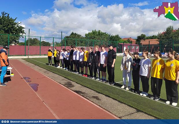 Ученики десятых классов средней общеобразовательной школы № 2 г. Усть-Лабинска приняли участие в выполнении нормативов Всероссийского физкультурно-спортивного комплекса