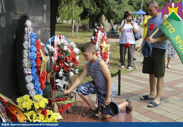На мемориале "Вечный огонь" состоялось торжественно-памятное мероприятие, посвящённое Дню Воздушно-десантных войск