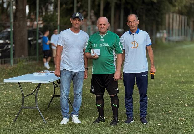 Вручение знаков отличия комплекса ГТО футболистам команды Динамо-Ветеран