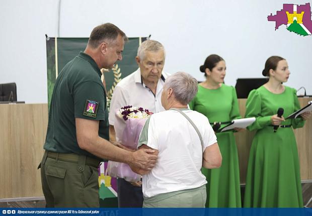 В большом зале районной администрации состоялась  церемония награждения памятной медалью "Маме защитника Отечества"