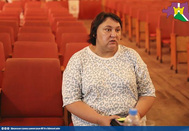 Заместитель главы Усть-Лабинского района Анатолий Абрамов совместно с профильными специалистами провёл выездной приём граждан в селе Суворовском