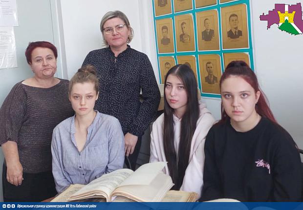 Познавательный урок под таким названием прошел сегодня в архивном отделе для студентов 2 курса факультета «Документационное обеспечение управления и архивоведение» государственного бюджетного профессионального образовательного учреждения Краснодарского кр