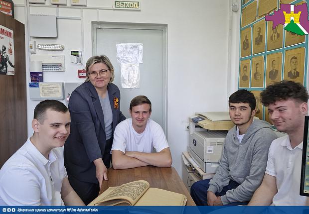 Студенты – в архивном отделе