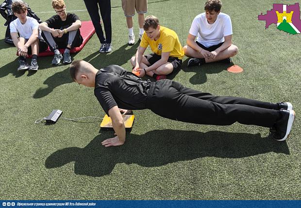 Ученики десятых классов средней общеобразовательной школы № 2 г. Усть-Лабинска приняли участие в выполнении нормативов Всероссийского физкультурно-спортивного комплекса