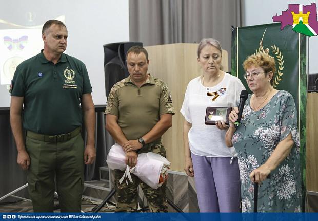 В большом зале районной администрации состоялась  церемония награждения памятной медалью "Маме защитника Отечества"