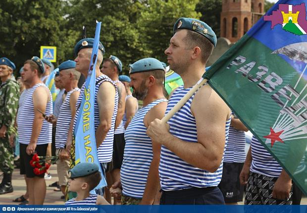 На мемориале "Вечный огонь" состоялось торжественно-памятное мероприятие, посвящённое Дню Воздушно-десантных войск