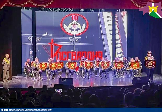 Благотворительный концерт, прошедший во Дворце культуры "Кубань", стал ярким событием, посвященный важной дате - 10-летию Федеральной службы войск национальной гвардии Российской Федерации. 
